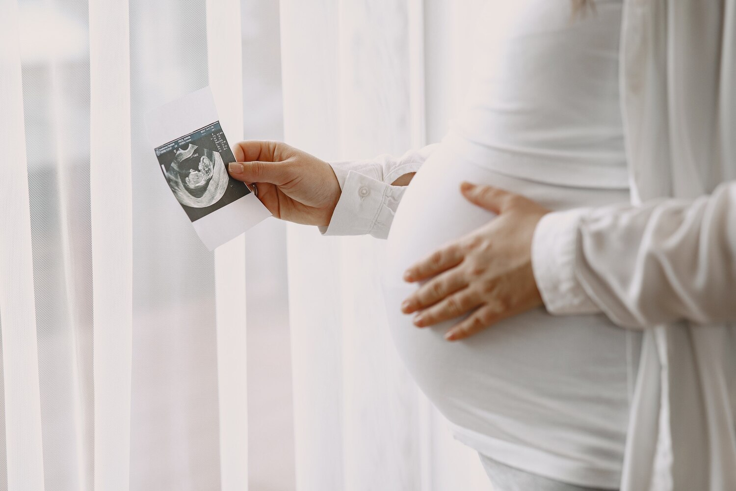 Illustration showing a calm weekly plan around a pregnancy scan