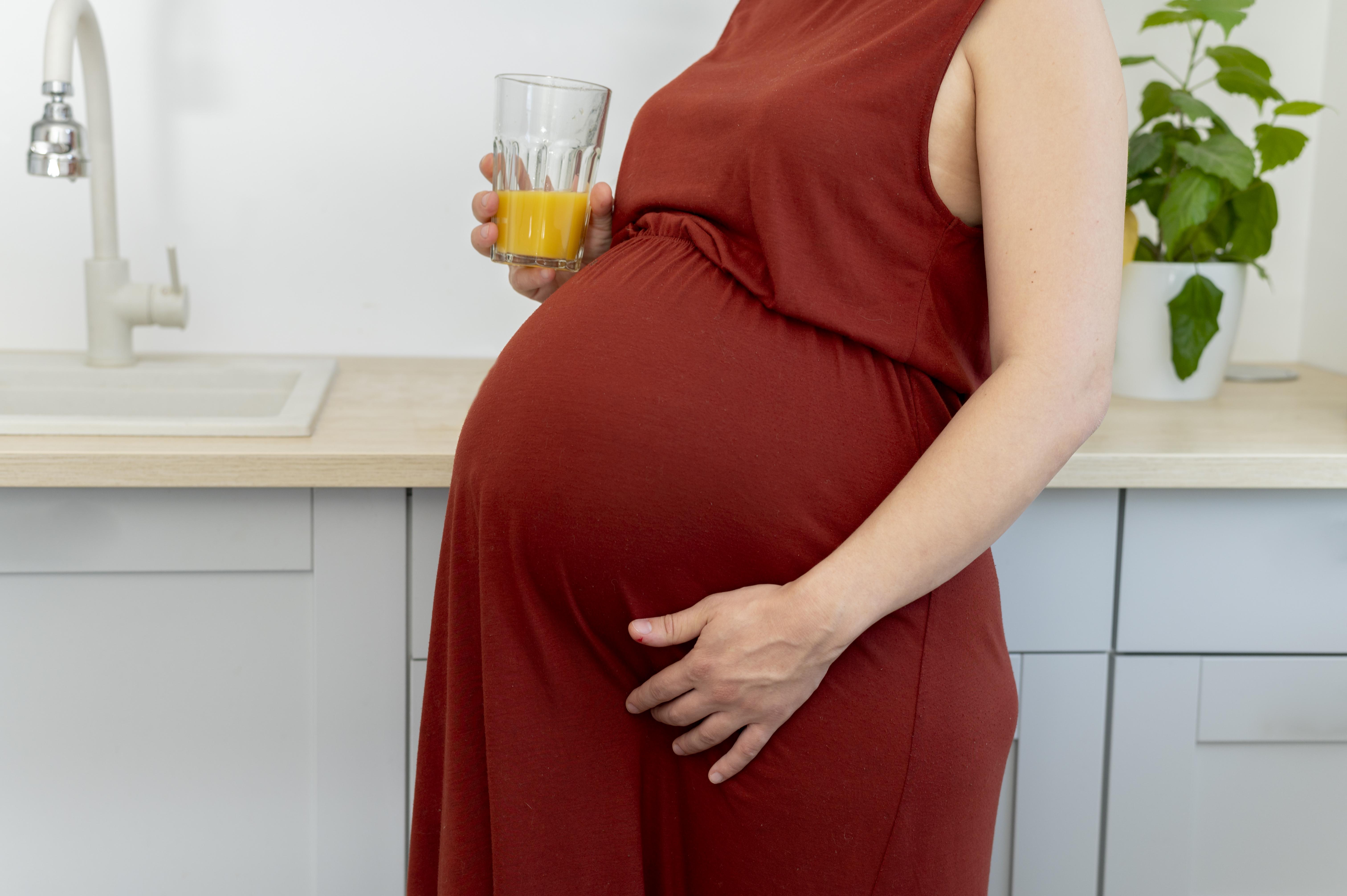 Illustration showing pregnancy food advice and calm meal planning